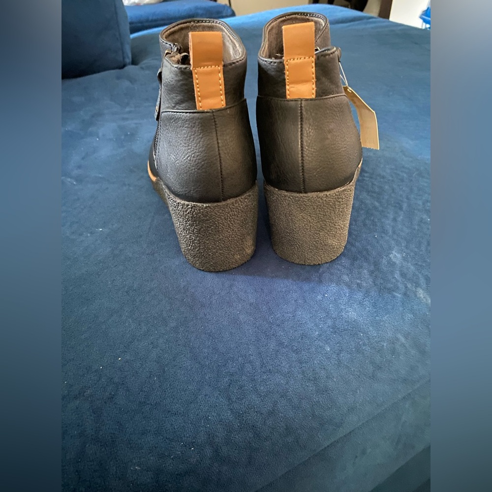Stylish Black and Tan Women's Ankle Boots With Zipper On The Side